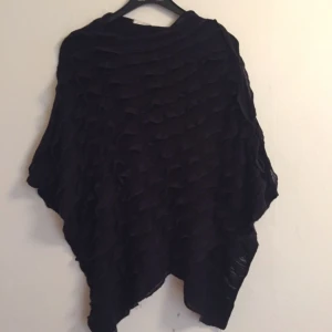  - Hel och ren svart poncho från Pieces med volanger runt hela. 🍂🍁♻️