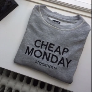  - Superskön CHEAP MONDAY college tröja i grått. Passar stl S/M. Snyggt att ha en tröja under eller att bära den som den. Passar med både byxor och kjol. En perfekt all year round tröja helt enkelt. Köparen står för eventuell fraktkostnad!:)