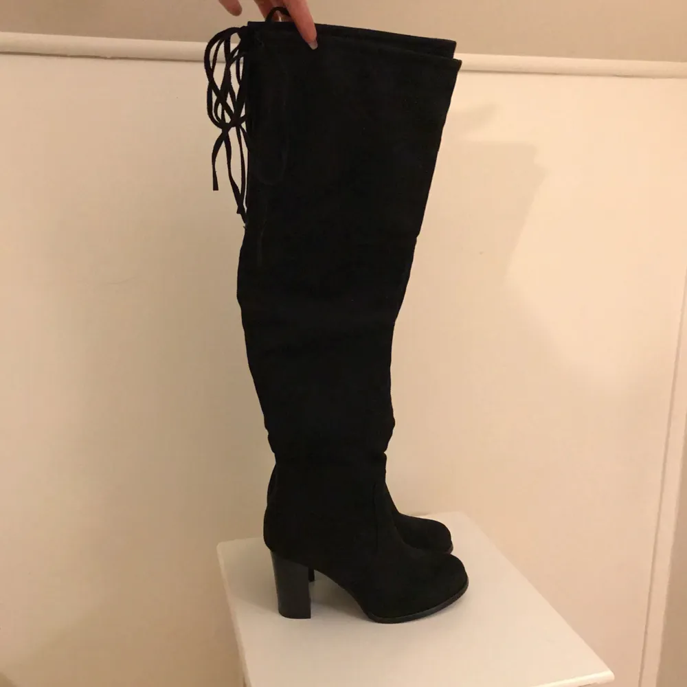 Overknee boots, aldrig använda så i perfekt skick. Storlek 39kr. Frakt tillkommer . Skor.