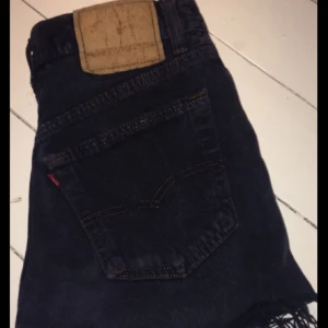  - Supersnygga Levisshorts. De ser svarta ut på bilderna men är mörkblåa. Tyvärr fel storlek för mig:( köparen står för frakt🕊