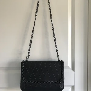  - Handväska från Mango. Köpt för 400 kr. Hämtas i Gbg/Mölndal annars står köparen för frakt. 