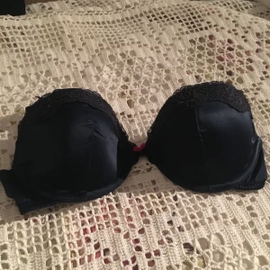  - Mörkblå bh från Cubus med rosa detaljer. Köparen står för frakt, kan gå ner i pris. 