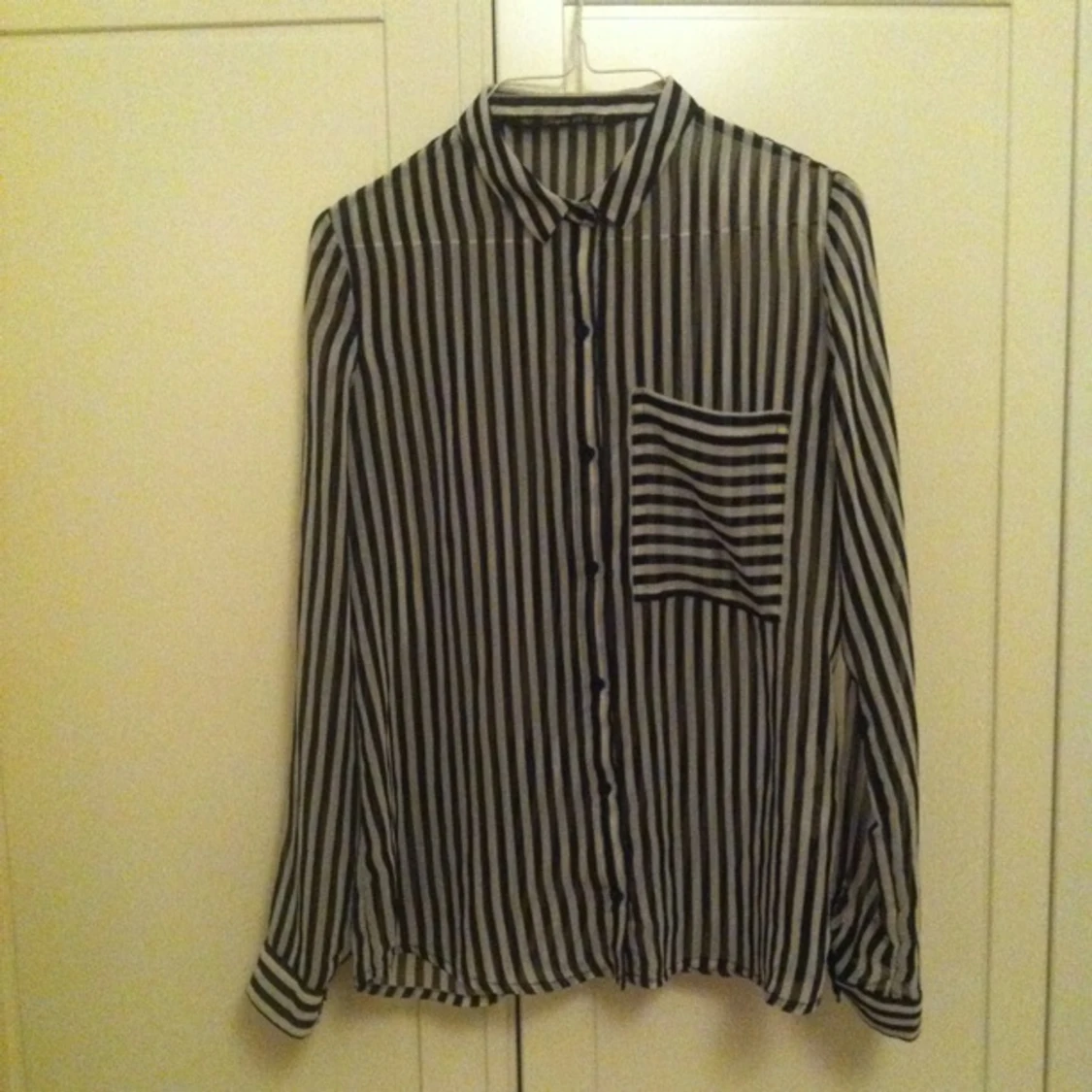 Randig blus i tunt material. Från Zara.  - 1384789852