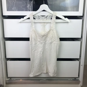  - Supersnyggt linne med spets från American Eagle Outfitters, strl xs! Använd 1-2 gånger så i nyskick! 