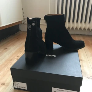  - Säljer ett par fantastiskt fina mocka boots med klack från Hope. Dragkedja bak, snygga sömmar. Storlek 37 och ganska smala över fotryggen.  Aldrig använda. Originalpris 3200kr.