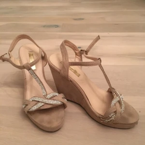  - Puderrosa/beige 10cm klackar strl36  Använda en gång endast. I fint skick. Frakt +42kr