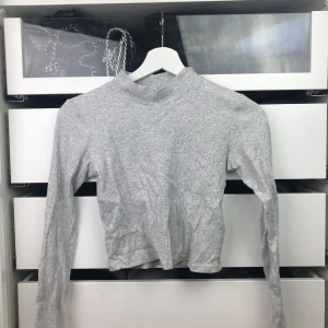  - Ribbad croptop i superfint skick! Strl xs! 