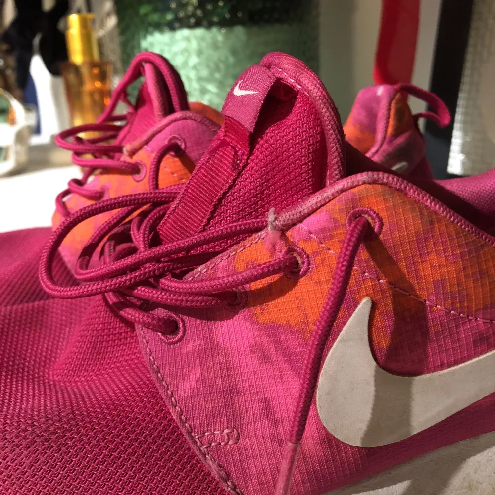 Nike roshe run i en härlig rosa färg! Använda men fortfarande i fint skick!. Skor.