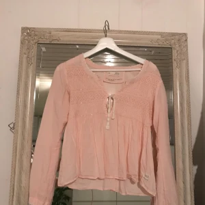  - En jättefin blus från odd molly! Använd ytterst få gånger därav väldigt bra skick och pris! Priset kan diskuteras vid snabb affär!