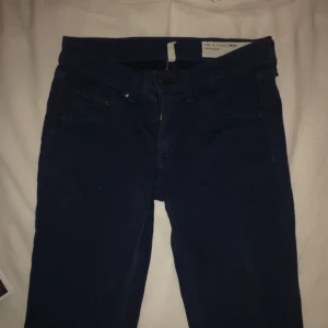  - Perfekt för dig som vill ha ett par snygga och "stylish" jeans. Storlek 24, bara använda 2 gånger i superskönt material!!