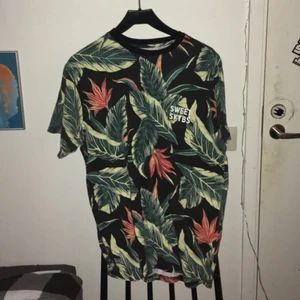  - Sweet sktbs T-shirt, bra skick bara använd ett fåtal gånger. Frakt 60kr 
