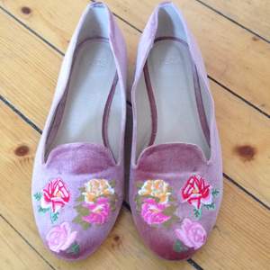 I princip oanvända skor i rosa sammet o blommönster från asos. Inköpta förra våren. 