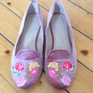  - I princip oanvända skor i rosa sammet o blommönster från asos. Inköpta förra våren. 