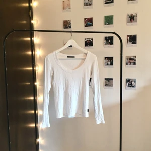  - Mjuk bekväm tröja med bred V-ringning. Fin vit färg. Säker ett bättre hem än min garderob. Mötes upp i Stockholm eller fraktas ❣️