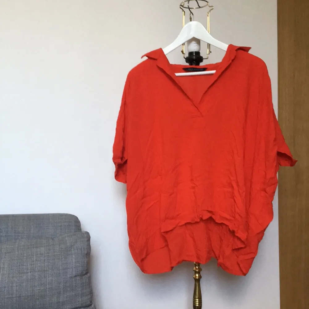 Röd, fladdrig, oversized skjorta från Zara. Använd sparsamt!   Frakt tillkommer 🍃. Skjortor.