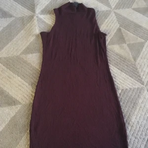  - En vinröd kort polo klänning, använd vid 2 tillfällen, köparen står för frakten 💕☺️