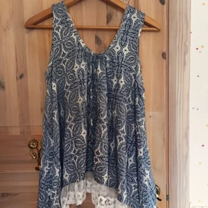  - En helt oanvänd topp i storlek M från Chica London. Anledning till att jag säljer den är eftersom att den kom i fel storlek. Superfin spets längst ned på toppen.