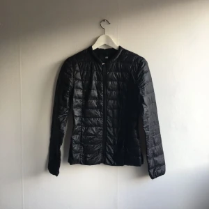  - Svart lätt dunjacka från HM.