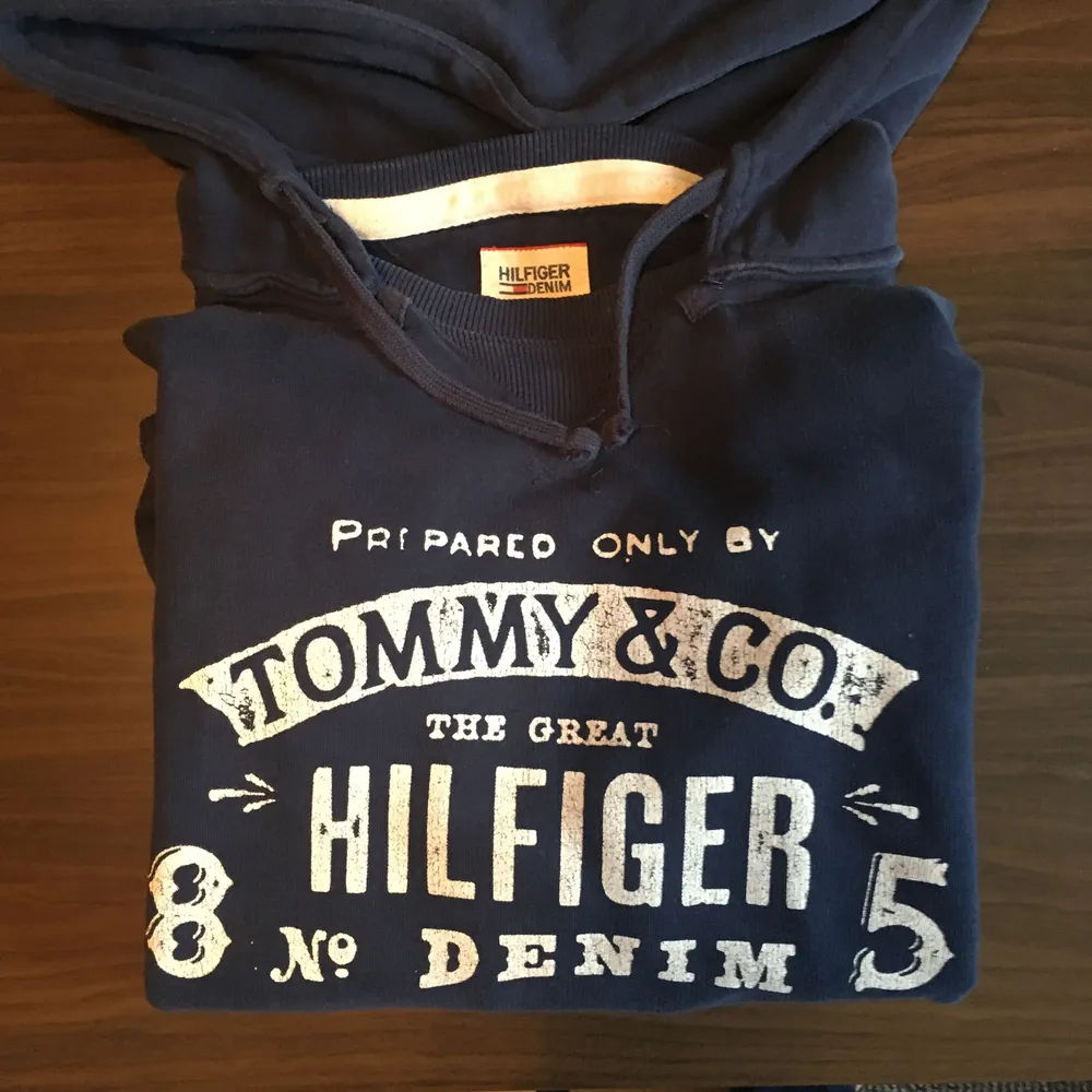 Hilfiger Denim Hoodie (Nypris 900kr) Använd 4 gånger  Möjlighet för meetup i Stockholm och kan skickas på köparens bekostnad. Om mer bilder önskas skicka ett PM :). Hoodies.