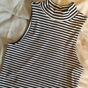  - Svart/vit randig croptop! 40kr pp🌸