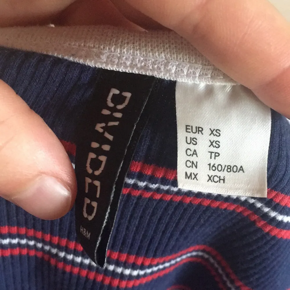 Snygg randig tröja från H&M! Mycket använd men fortfarande i bra skick! Stretchig💯 Köparen står för frakten!. Skjortor.
