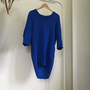  - Jättefin Kleinblå klänning från Massimo Dutti i fint material. Endast använd två gånger.