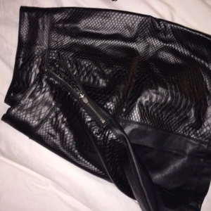  - Läderkjol med detaljer 💃🏽 köpt second hand