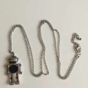  - halsband med jättegullig robot. köpte på loppis, men har bara använt det en gång så hoppas att ngn annan kan använda det mer. inga slitningar eller dylikt. kmr lägga upp många annonser närmsta tiden och ju fler plagg du vill ha, desto större mängdrabatt får du. möts upp i sthlm eller skickar om du betalar frakten.