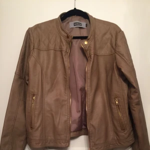  - Ny jacka i fake läder, aldrig använd storlek L Ny pris 400  