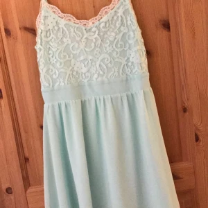  - Säljer en söt ljusblå klänning med spets. Använt några gånger. Nu är den för liten. 