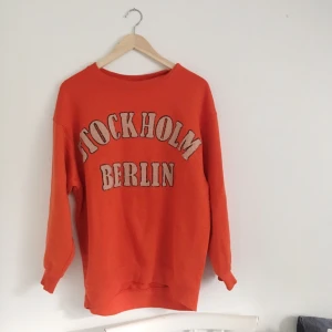  - Mysig tröja i en snygg röd/orange färg. Väl använd men i bra skick. Står storlek S men skulle uppskatta att den passar XS-M beroende på hur en vill att den ska sitta. Finns i Borås men kan skickas mot betalning av porto!