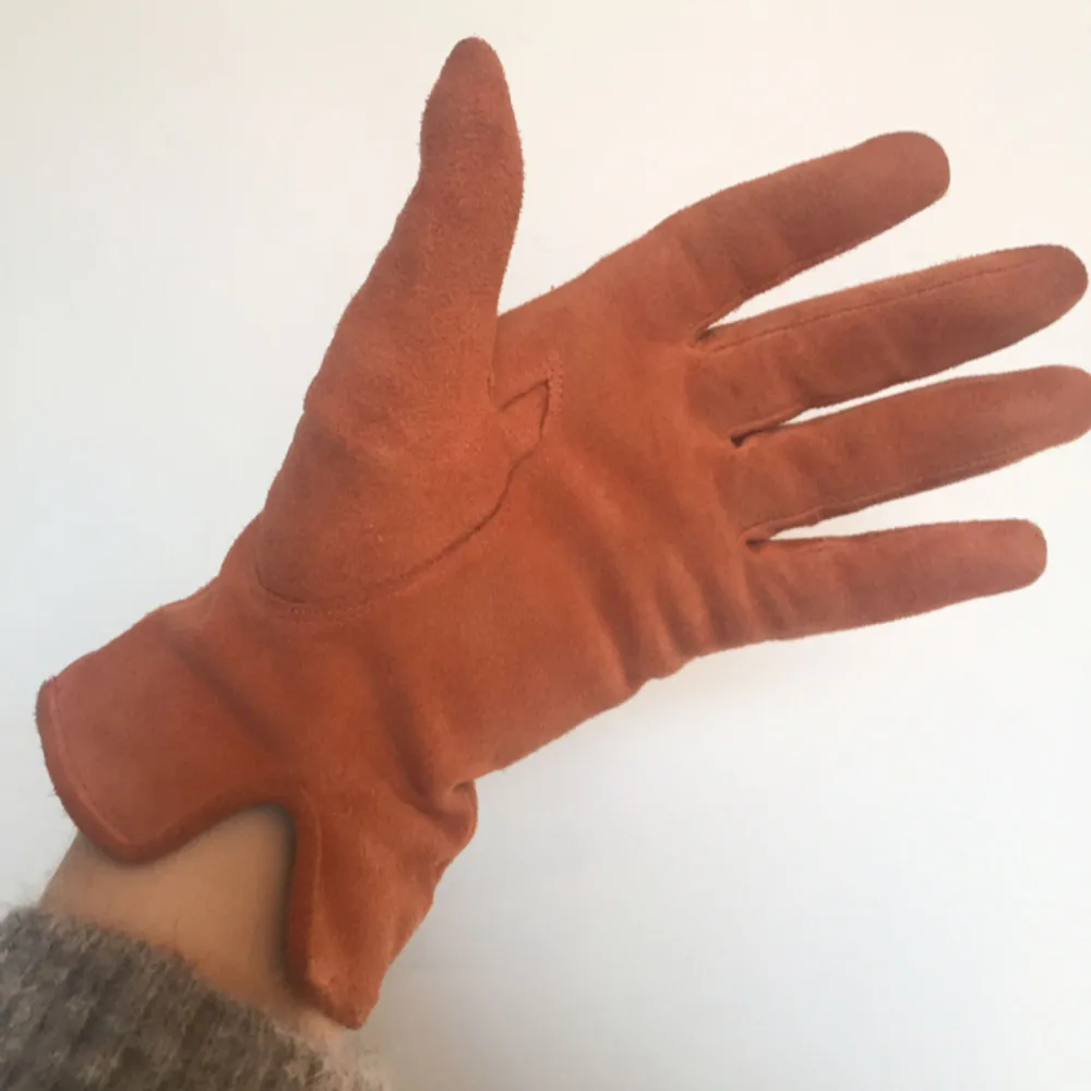 Säljer dessa snygga Prada handskar i äkta läder jag köpt här på Plick! Tyvär passar inte denna snygga dusty orange färgen i min garderob:( hoppas dem får ett fint nytt hem💕. Accessoarer.