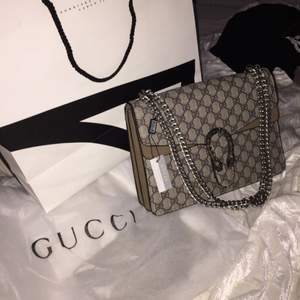 Säljer en helt ny Gucci Dionysus bag med tags på. Äkta läder och mocka samt rostfri kjedja. Det är en AAA kopia inköpt för 3899:- så väldigt bra pris, identisk till den äkta! Säljes för fått en riktig. Dustbag och lappar tillkommer! 