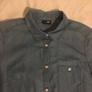  - Lång skjorta i bomull (inte jeans!) från JC. Färgen är ljusblå, ser mer grå ut på bilden!