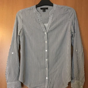  - Randig skjorta/blus. Använd ett fåtal gånger. 