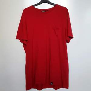 Röd T-shirt. Använd måttligt. Mötas upp i Norrköping annars står köpare för frakt