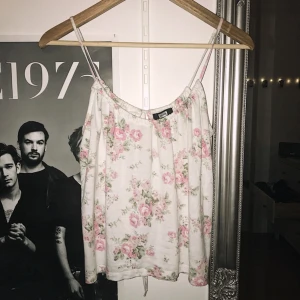  - Jättehärligt linne som min syrra inte använder längre! Bilderna är 1fram och 2baksida, det är en öppen rygg. 