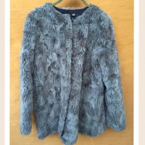  - Knappt använd och superfin fuskpälsjacka. Knäppning med hyskor framtill. Stl 40 men mer som en 36/38. Jag brukar ha stl 36 eller S. Köparen betalar frakten.