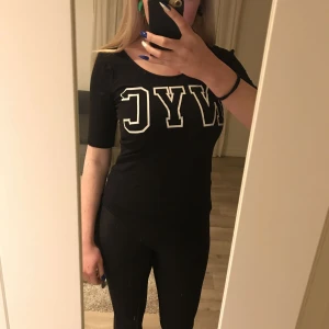  - T-shirt med NYC tryck. Nästan aldrig använd och den är jättefin o bra skick
