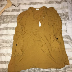  - Blus/tröja från Weekday. Använd fåtal gånger. Öppen bak och ärmarna är inte långa hela vägen. Superfin trots skrynklig på bild. :)
