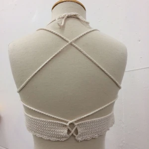  - Säljer den här skitsnygga virkade toppen! Aldrig använd, justerbar, snygg till jeans och kostymbyxor. Passar både S och M Tar emot swish o kan mötas upp i Stockholm!