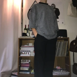  - ☁️Randig oversize t-shirt/sweatshirt med brodyr☁️ Extremt mjuk och förvånansvärt varm t-shirt. Kan eventuellt användas som klänning men också skitsnygg att stoppa in i jeans/byxor för en mer baggy Look. Enbart använt ett fåtal gånger.  Köparen står för den eventuella frakten u know the drill🌹