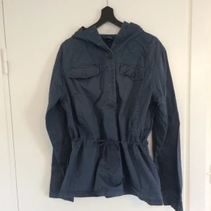  - Asfin anorak från Cheap Monday 🖤Saknar 5 knappar, men det går säkert att köpa nya som liknar dem som finns på jackan.   Material: 100 % bomull 