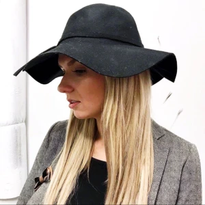  - Hatt från & Other Stories säljes för 100kr, frakt tillkommer. Betalning sker via swish.