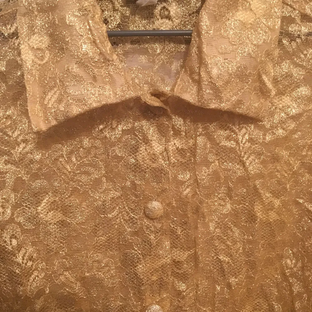Guldig vintageskjorta i spets. Blusar.