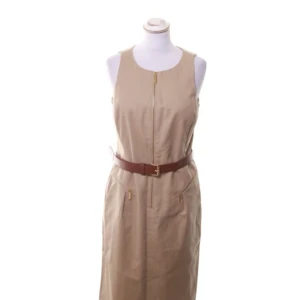  - Michael Kors beige klänning med skärp. Storlek 4 (jag har storlek 34 och tror att den sitter bäst på 36).