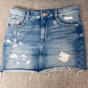  - Kort jeanskjol från Zara. Sparsamt använd!