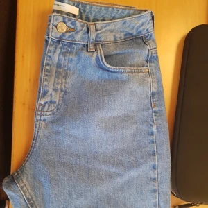  - Zara Momjeans. Använd bara en gång. Str 36. Säljer p.g.a. fel storlek. Original pris 400 kr.