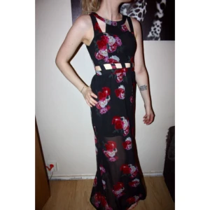  - Helt oanvänd långklänning med rosor från H&M. Storlek 34.  Frakt kostar 42kr