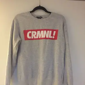 ”CRIMINAL” tröja, storlek L men sitter bra på mig som har xs/s 😊
